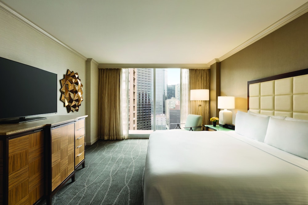 FAIRMONT GOLD, SUITE, DOUBLE BED, CITY VIEW