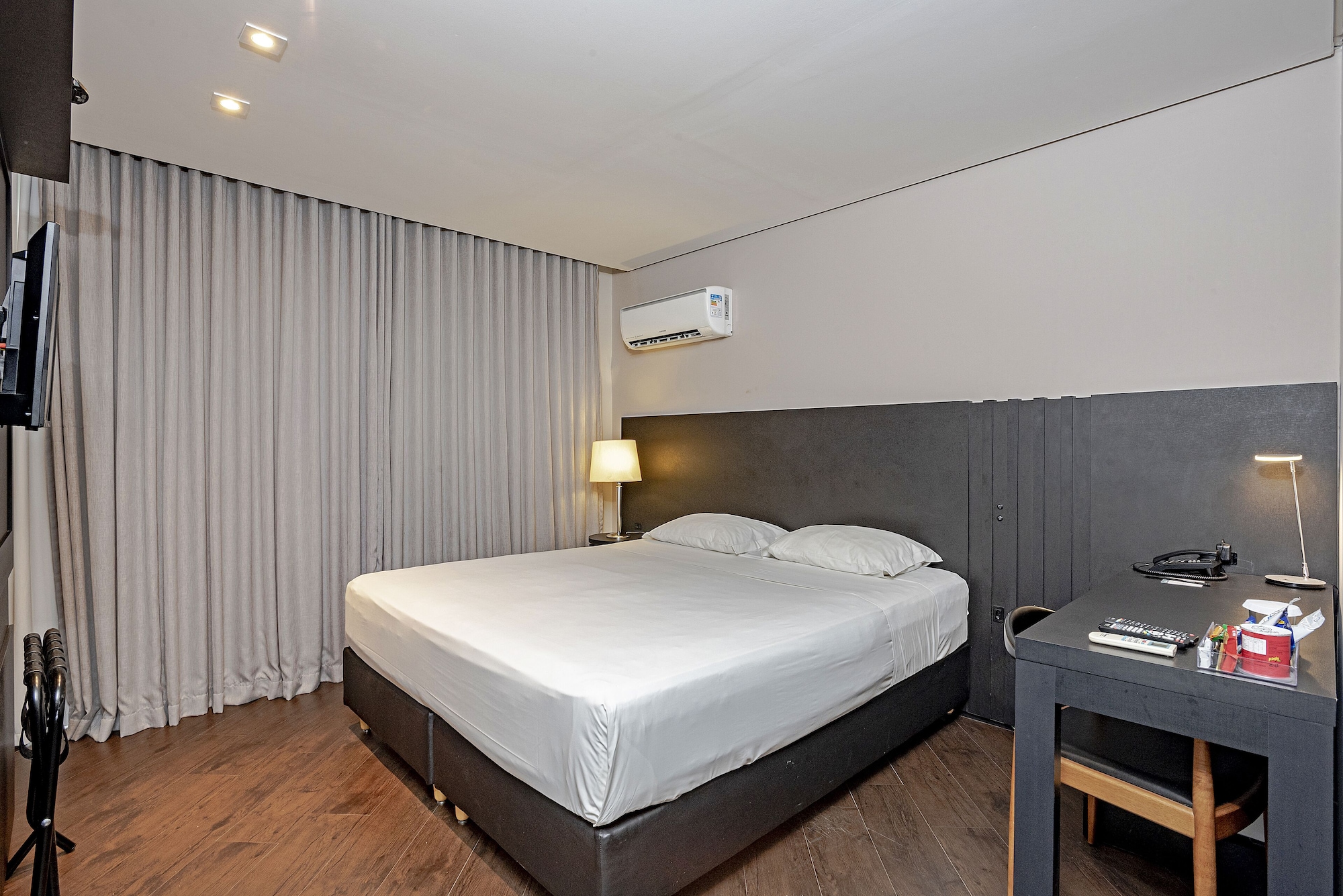 DELUXE, DOUBLE BED, ACCESSIBLE