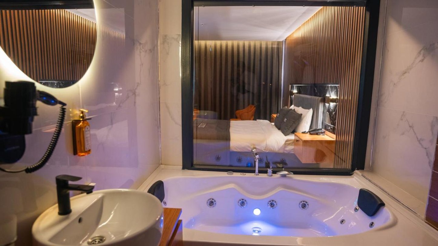 CIP Istanbul Hotel 33/34