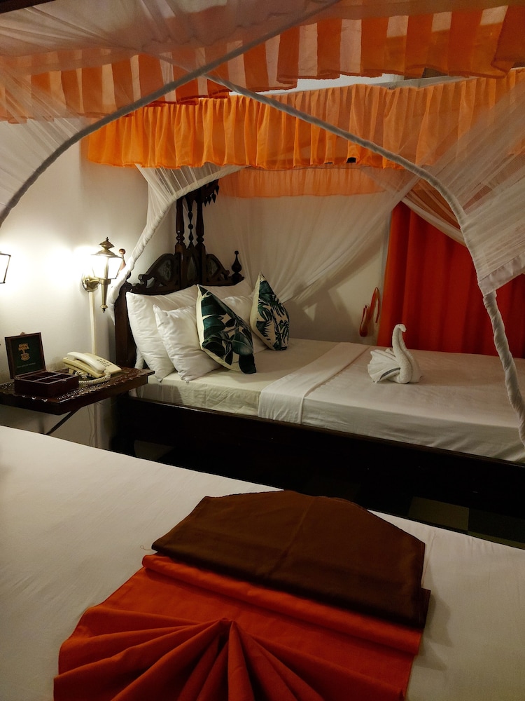 TAUSI PALACE HOTEL 12/90