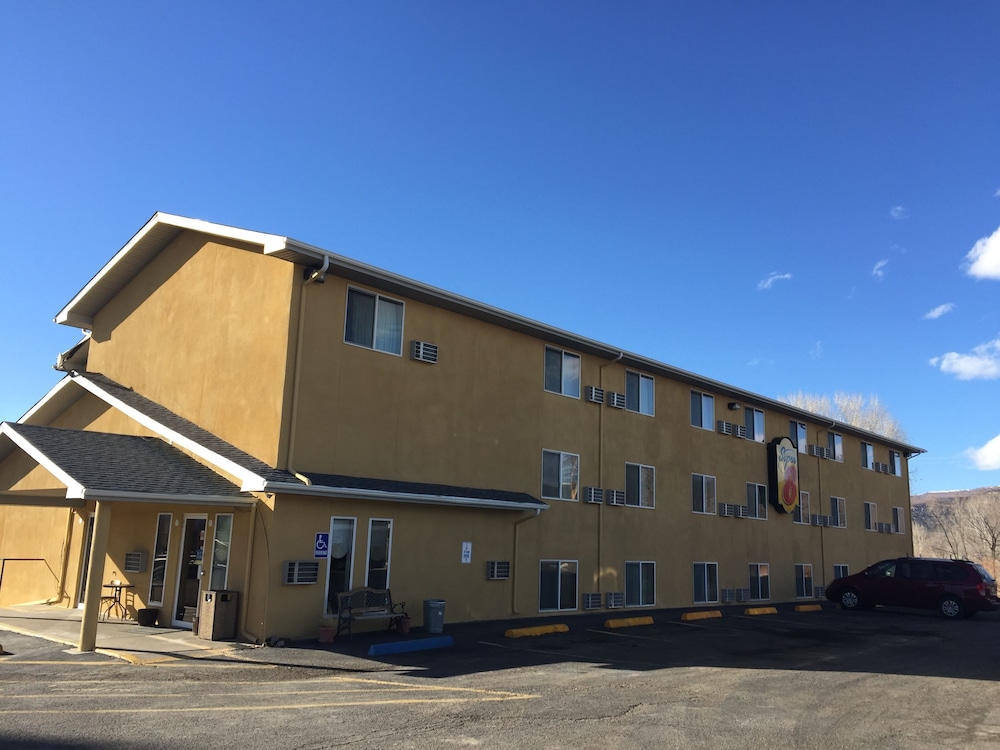 Super 8 By Wyndham Raton 3/25