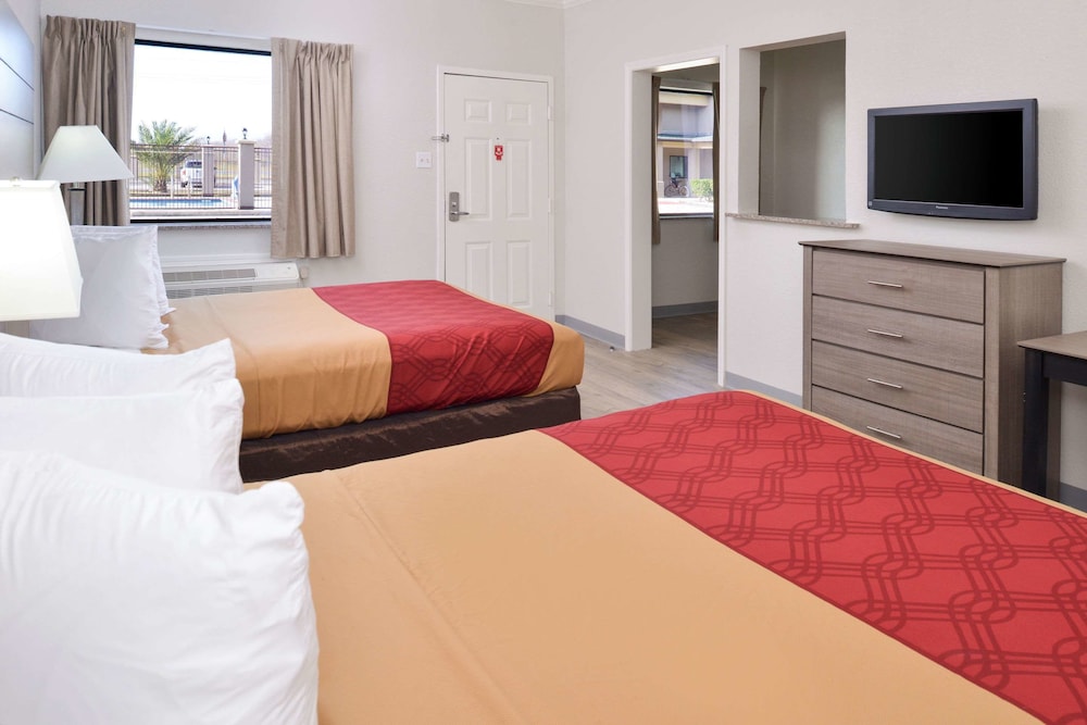 Standard, 2 Queen Beds, Kitchen