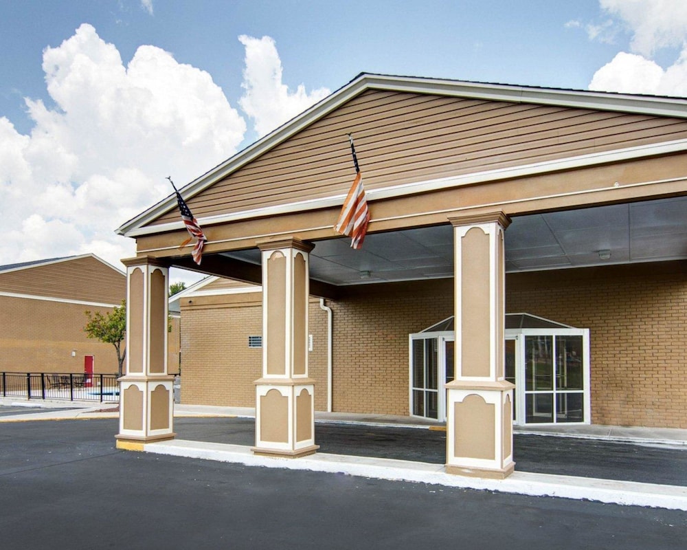 Econo Lodge Pine Bluff AR 2/35