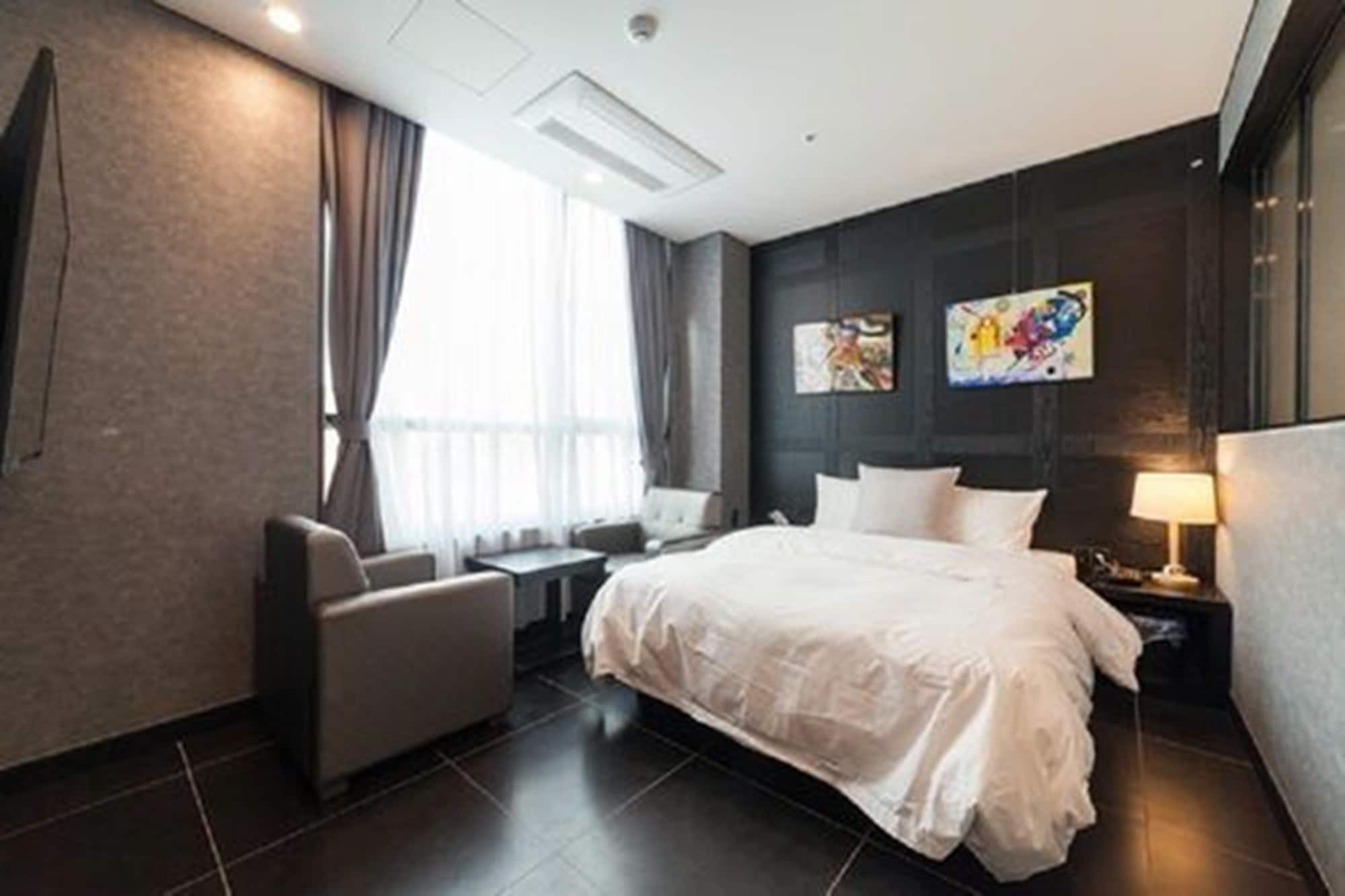 EXECUTIVE, SUITE