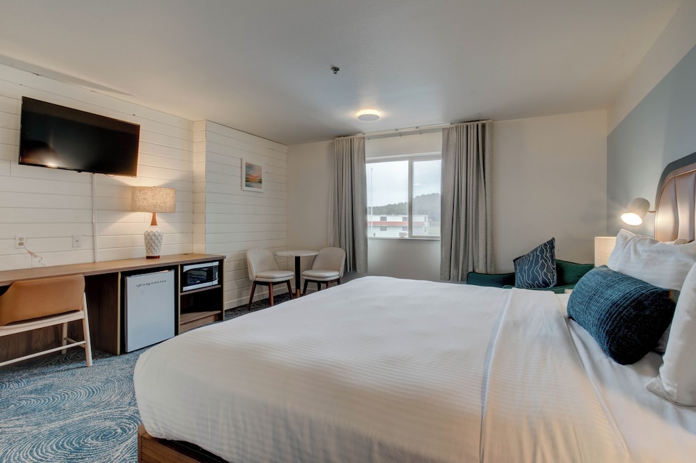 Room, King Bed, Hill Side View