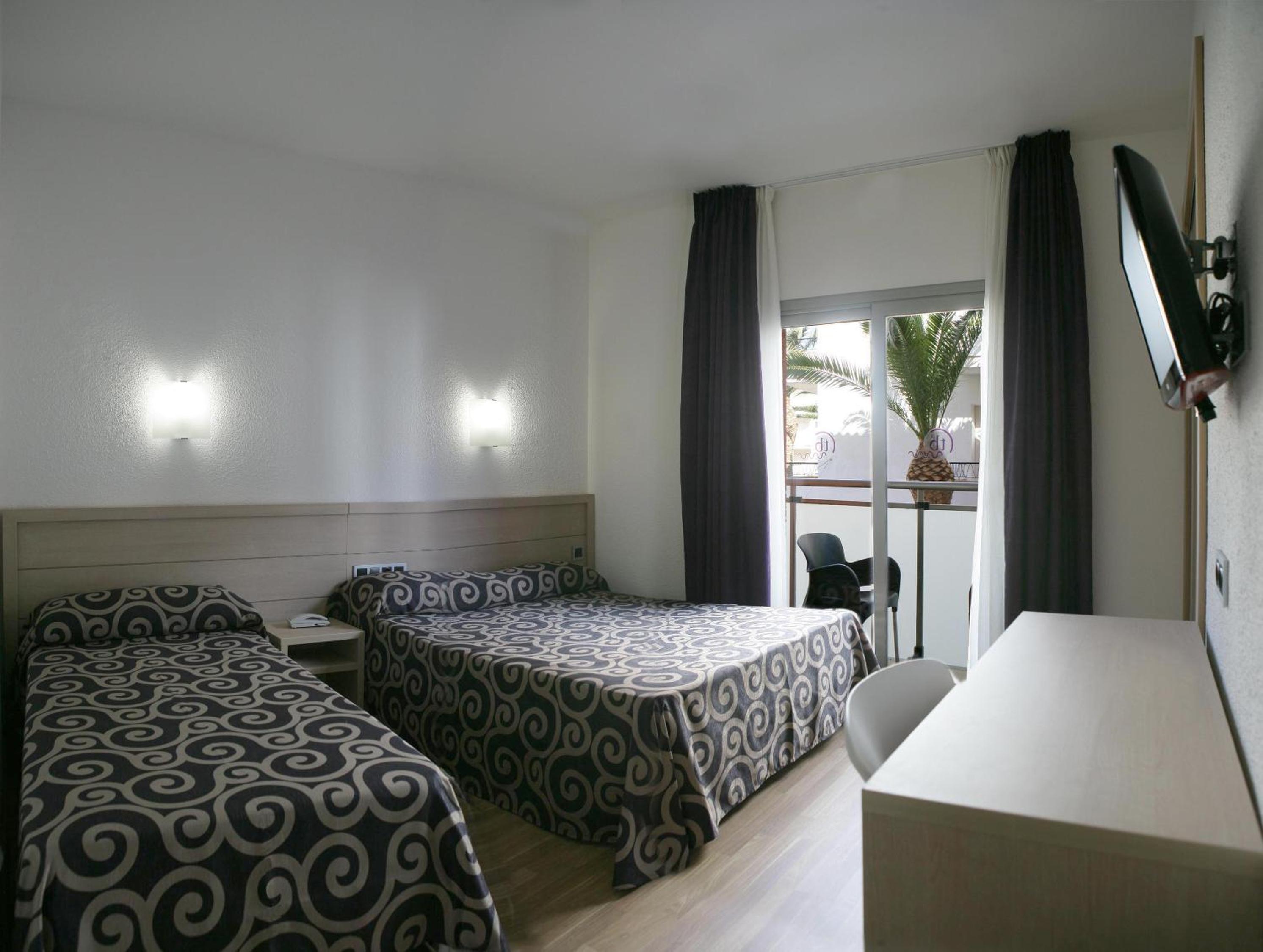 ROOM, DOUBLE OR TWIN BED, BALCONY