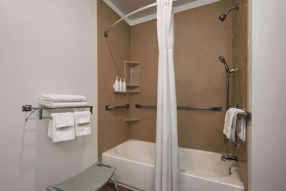 Days Inn by Wyndham Carbondale 35/38