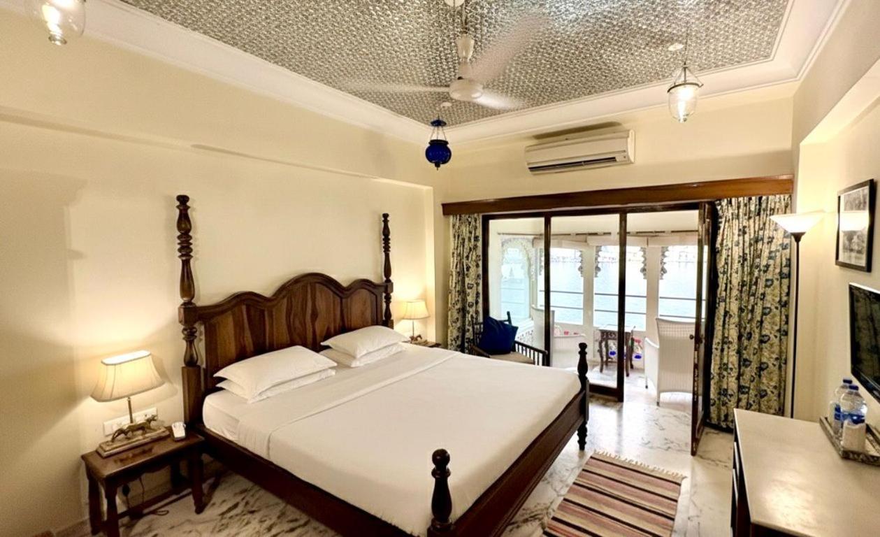 Lake Pichola Hotel 10/25