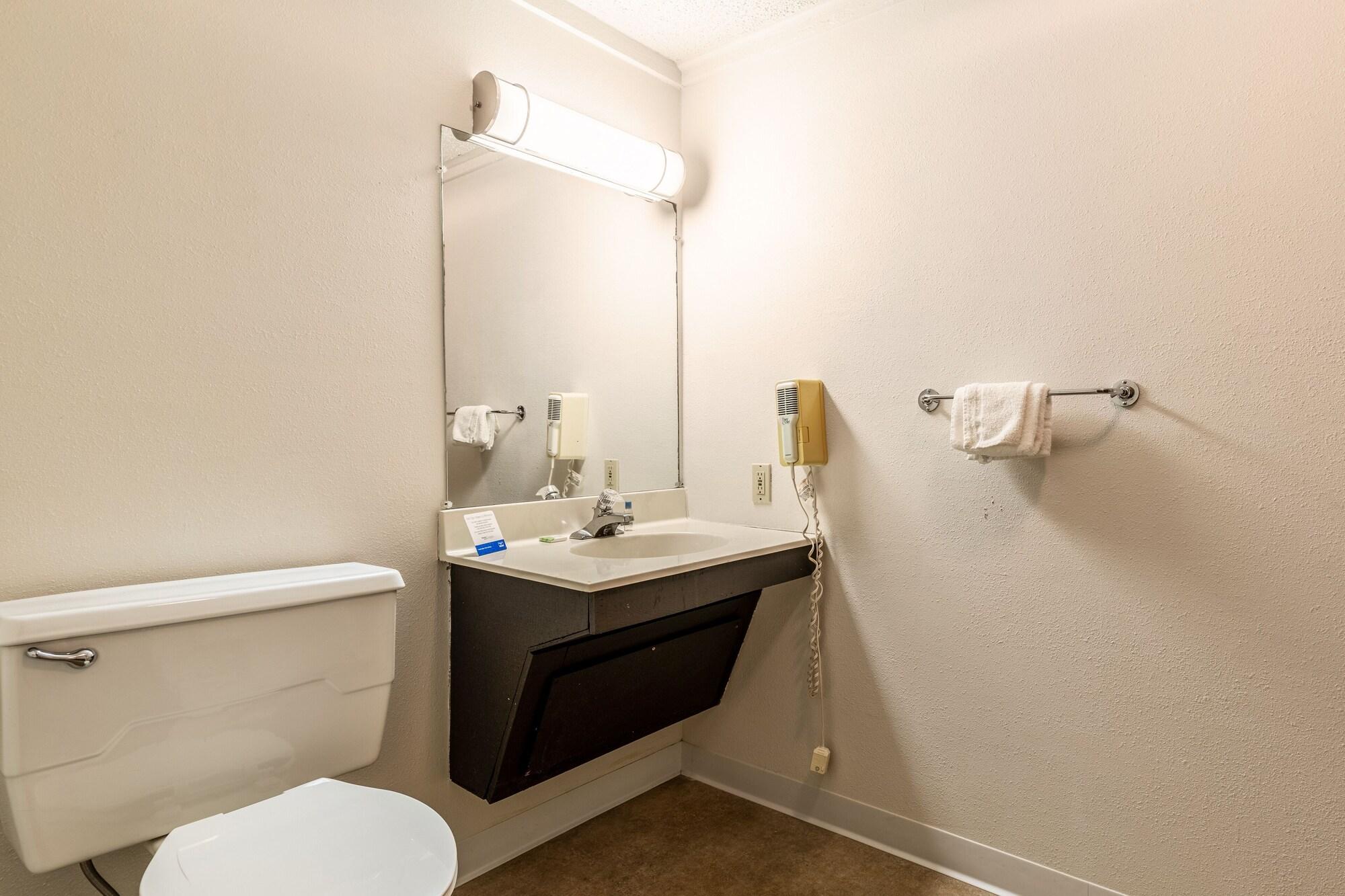 Rodeway Inn & Suites I-94 Kenosha 23/26