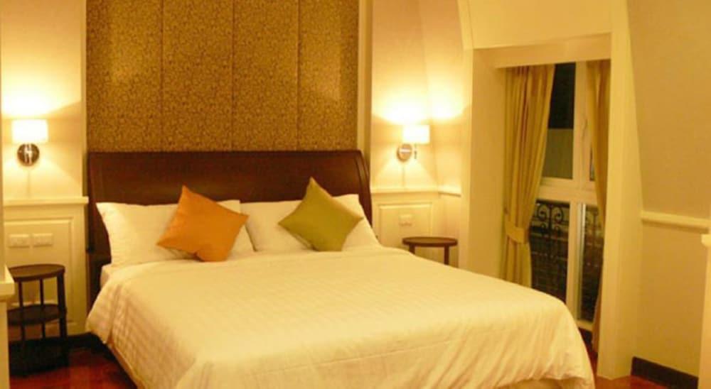 Standard, King Bed, Partial River View