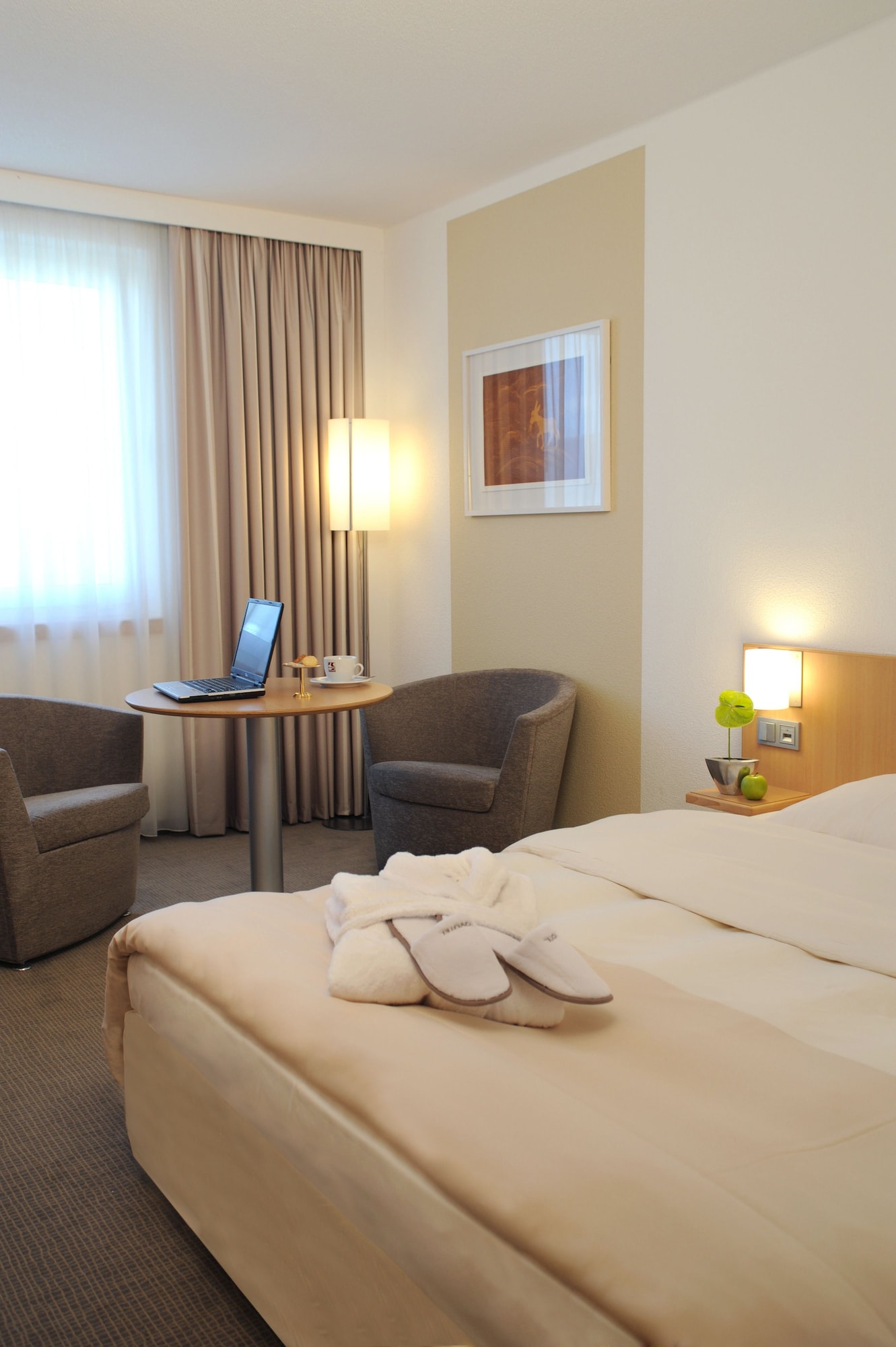 غرفة قياسية بسرير كوين مع أريكة، Novotel Dusseldorf City West 4/8