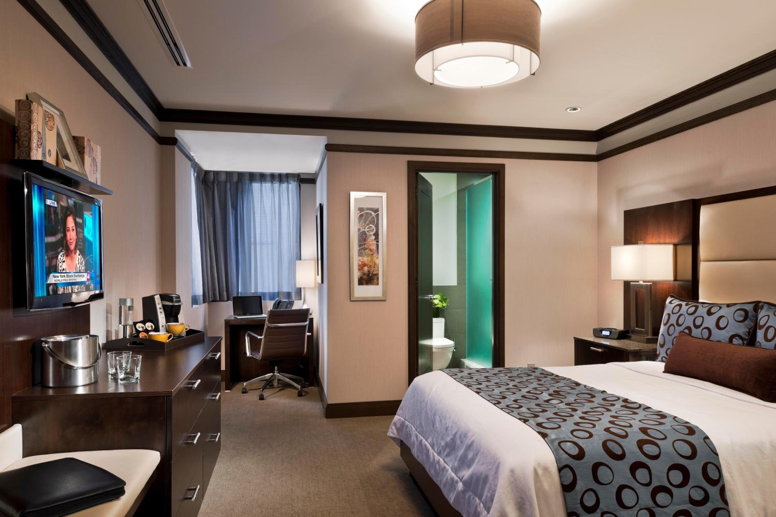 SUPERIOR, QUEEN BED
