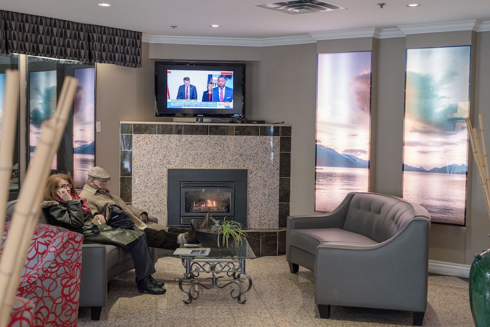 Harrison Lake Hotel 29/50