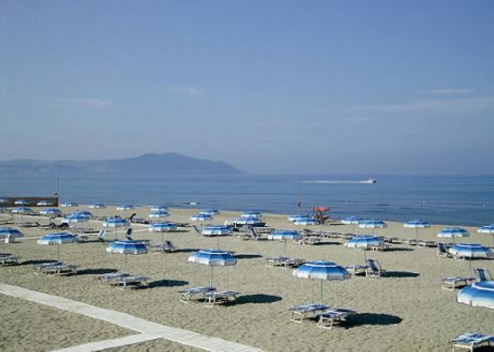 Savoy Beach Hotel 44/50