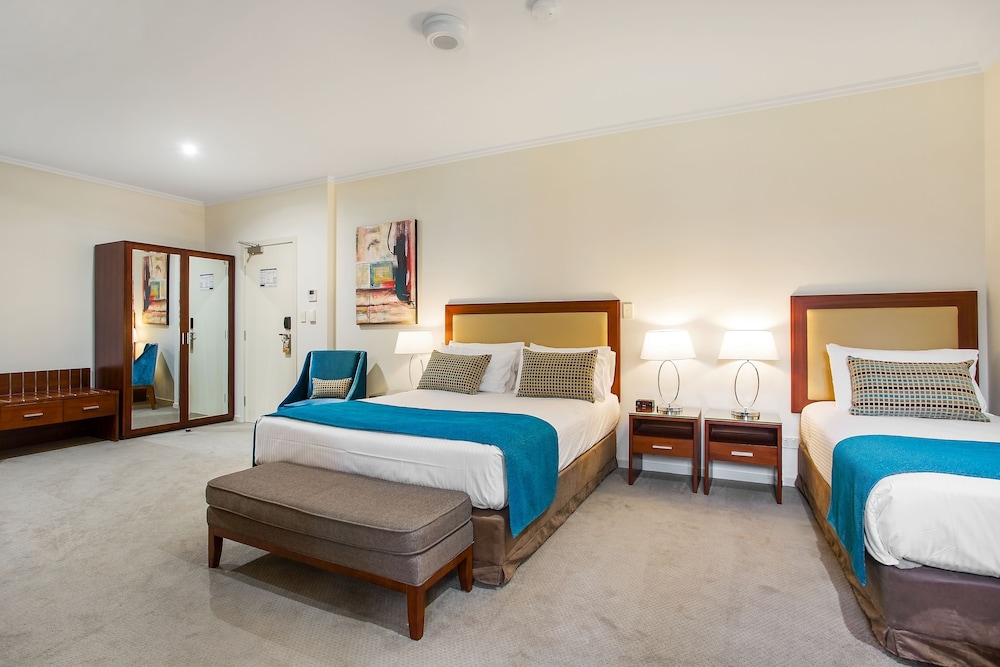 Contemporary, Queen Bed, Sofa