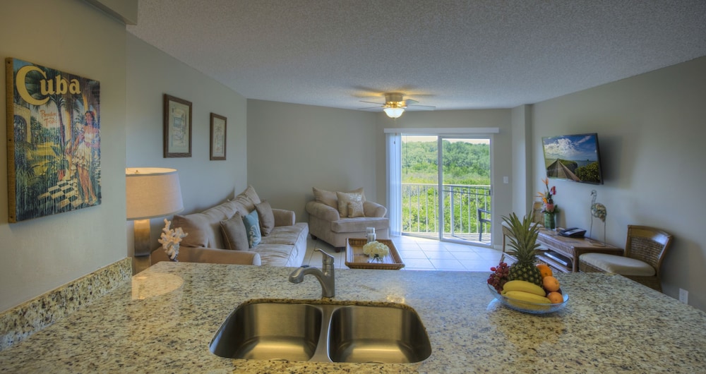 Ocean Pointe Suites Hotel 29/38