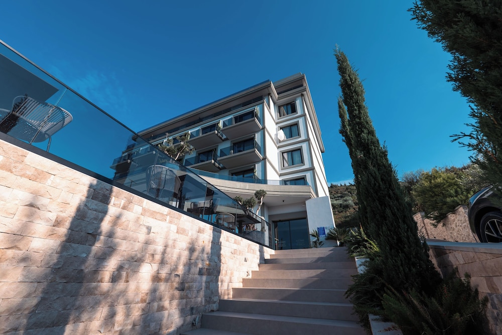 Mazarine Hotel and Restaurant 10/59