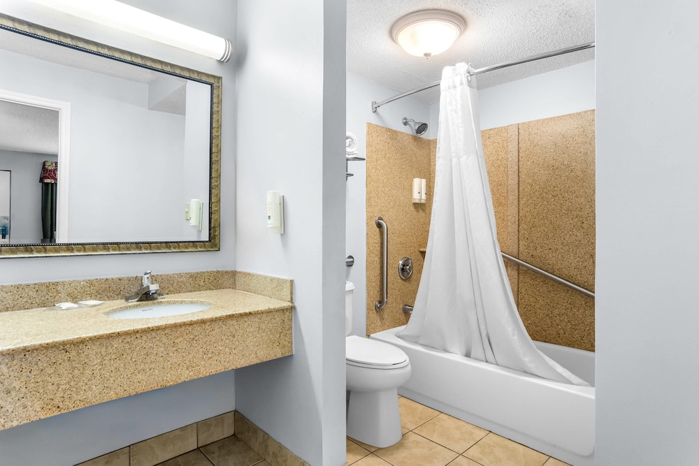 غرفة بسرير كينج للمدخنين لذوي الإعاقة، Quality Inn & Suites Greenville - Haywood Mall 5/6