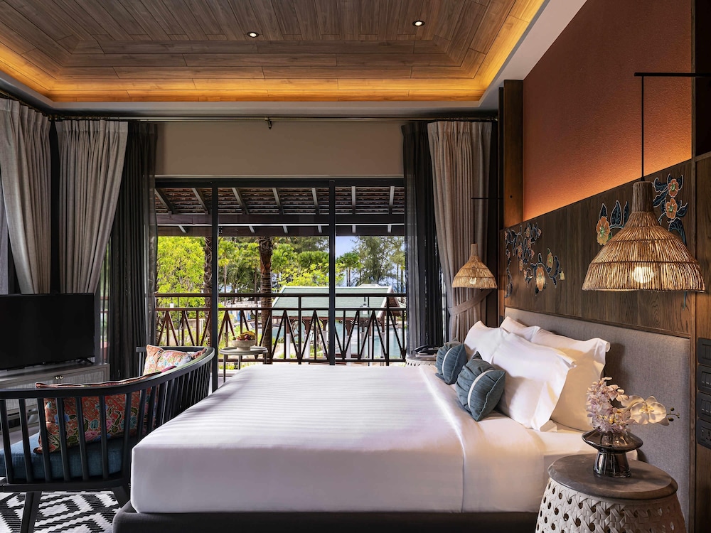 DELUXE, KING BED