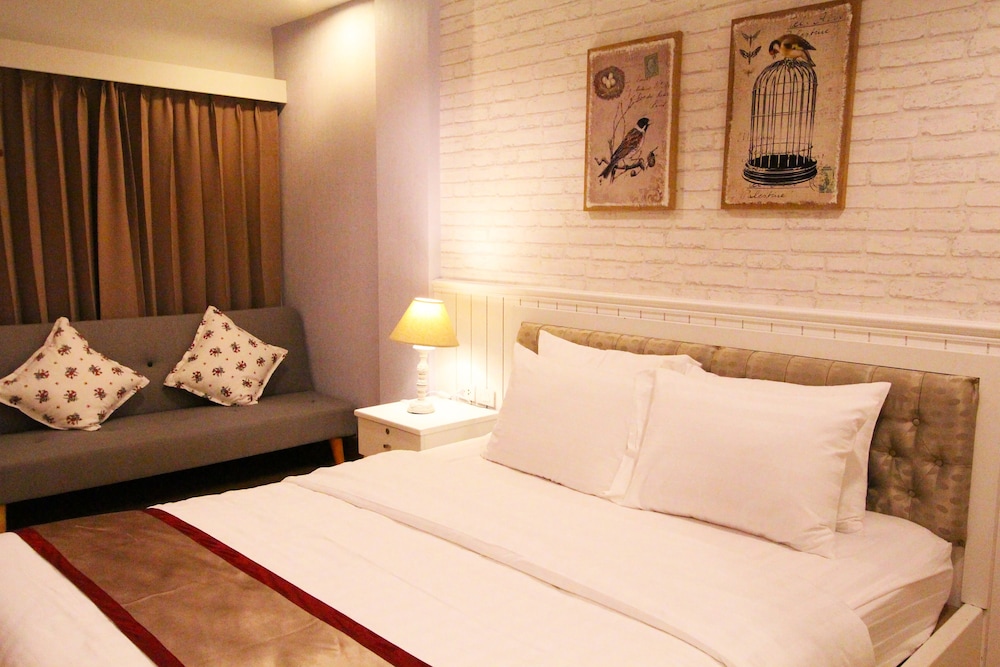 AT RESIDENCE SUVARNABHUMI 23/74