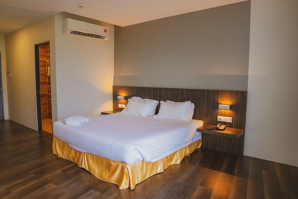 Roxy Hotel Serian 13/40