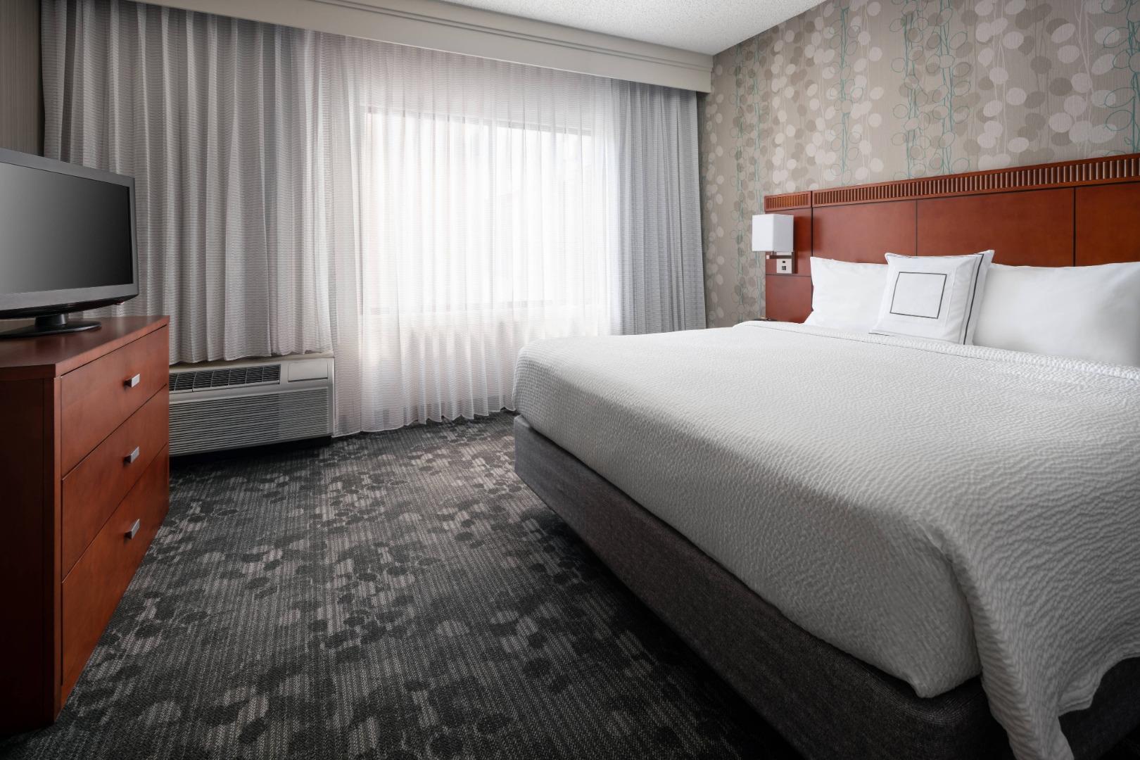 DELUXE, KING BED, BALCONY