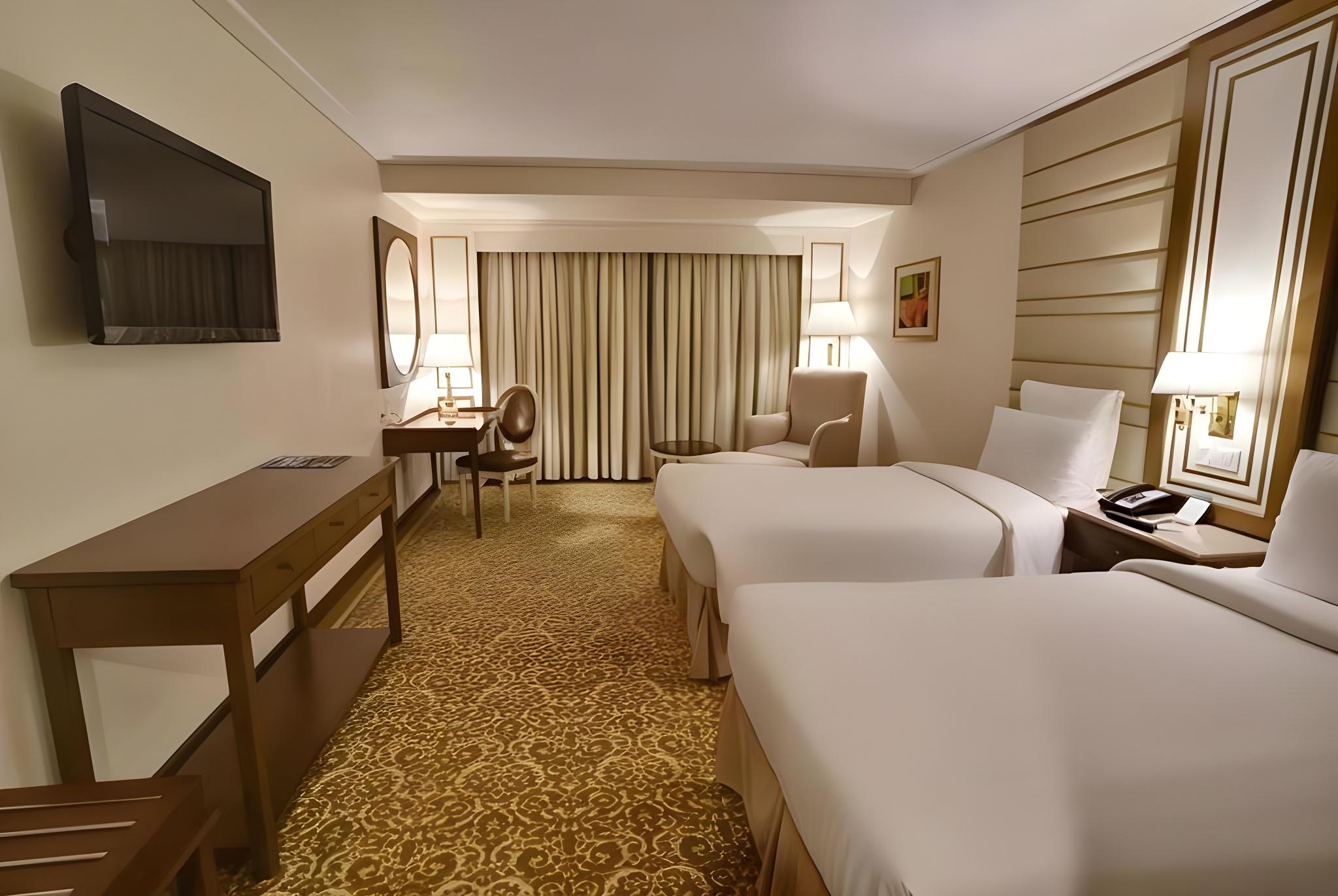 Pearl, Twin Beds