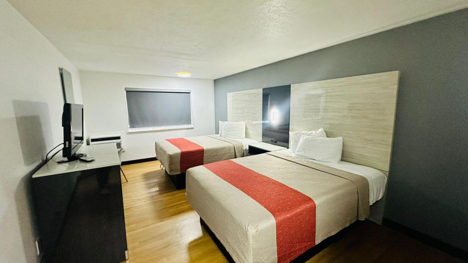 Evergreen Inn Suites Portland 10/48