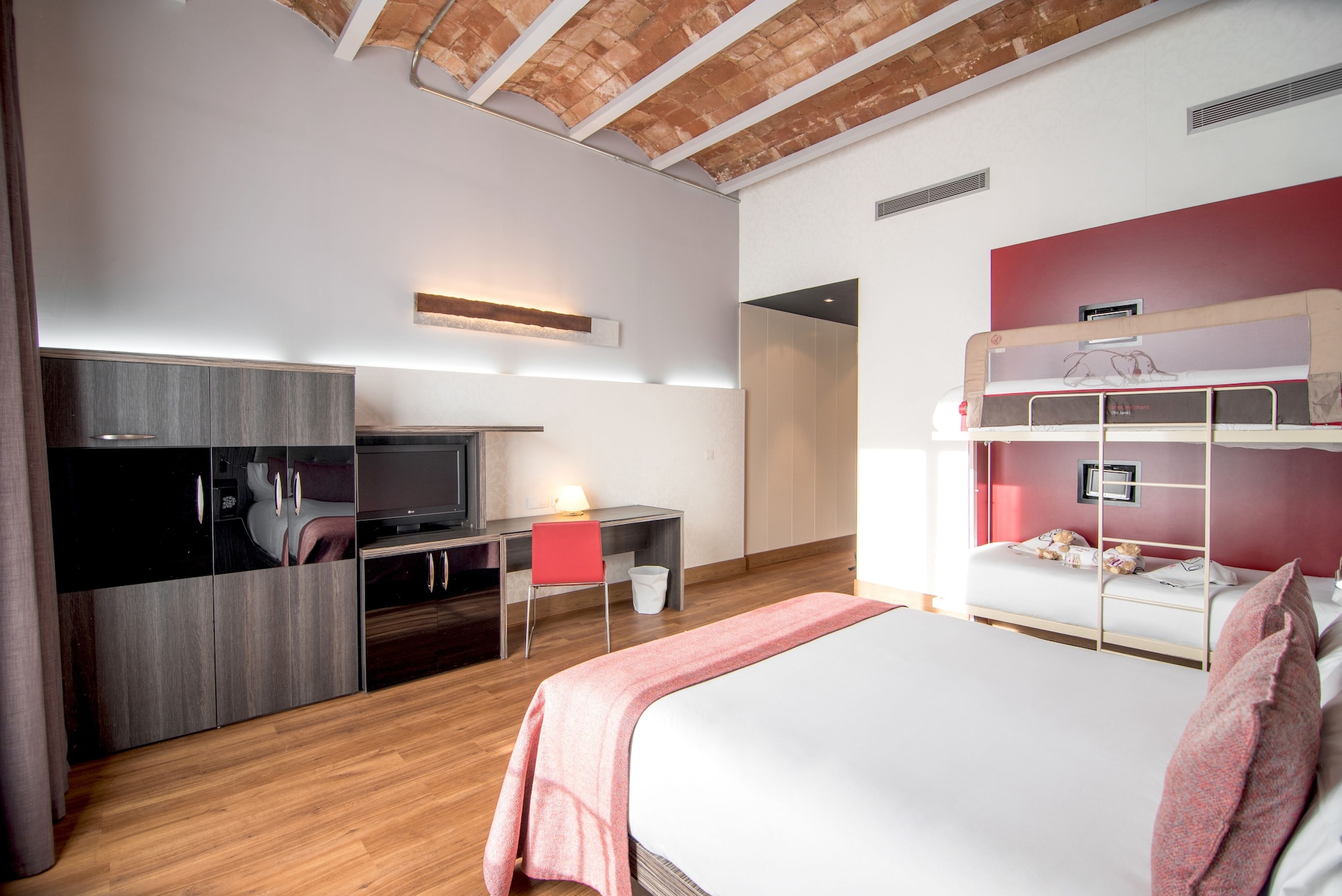 ROOM, QUADRUPLE