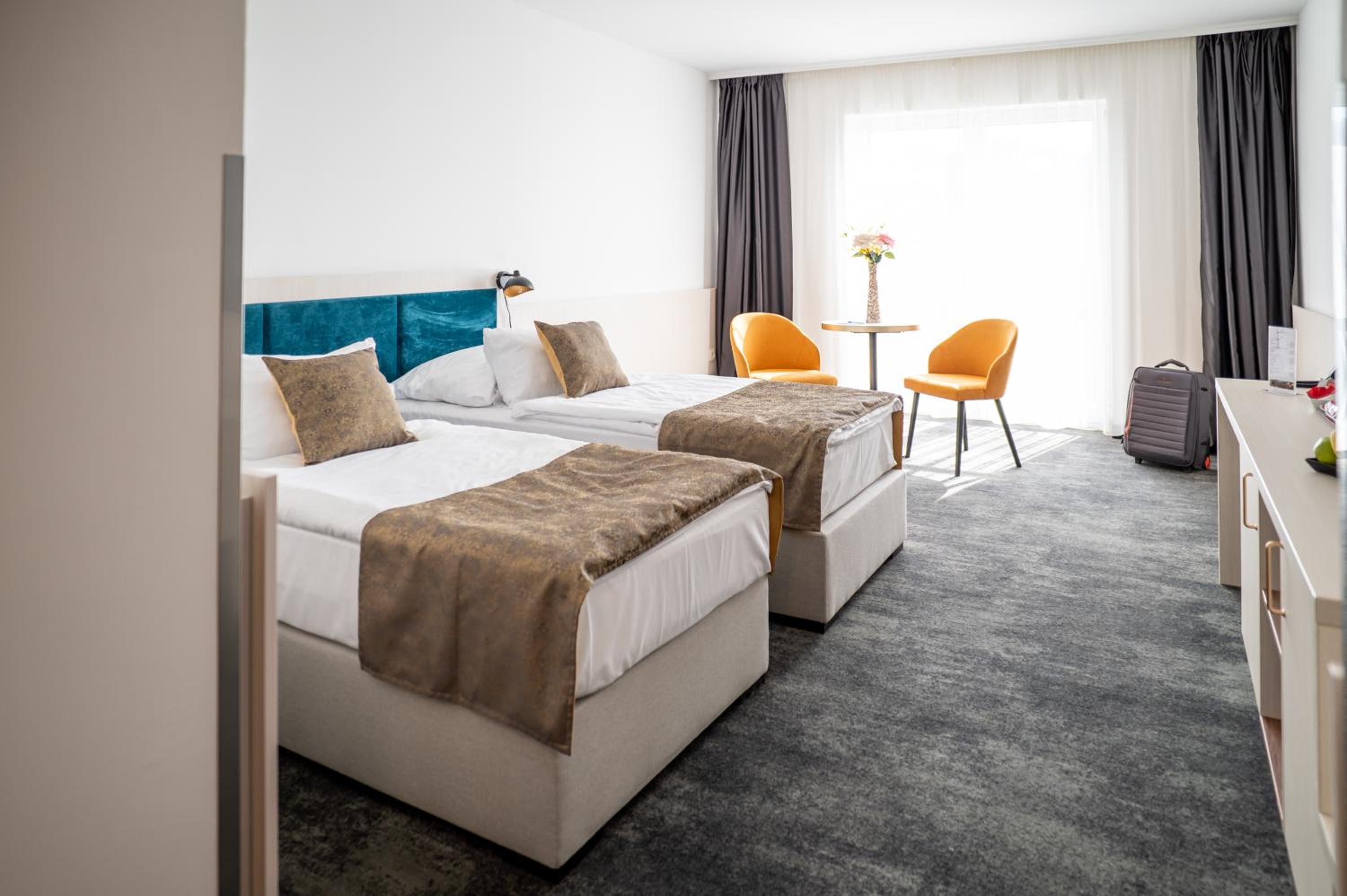 DELUXE, DOUBLE OR TWIN BED