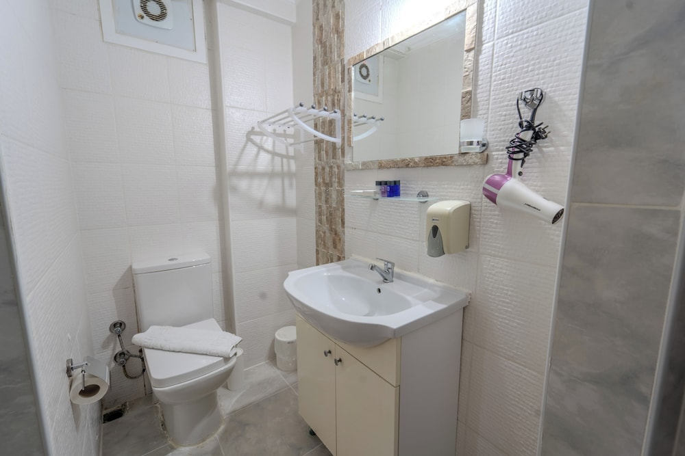 Mia Hill Suites 40/40