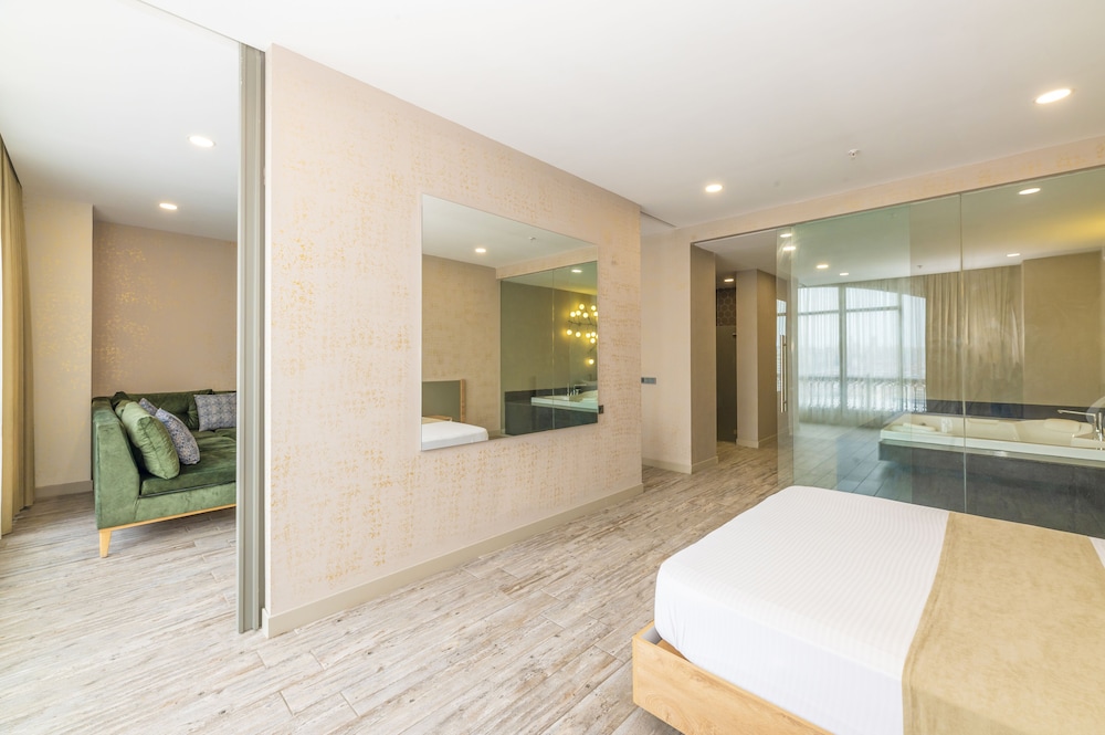 Agora Suites 5/67