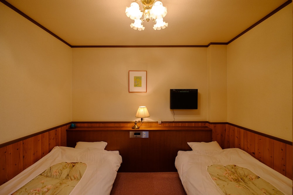 JAPANESE WESTERN, SHARED BATHROOM
