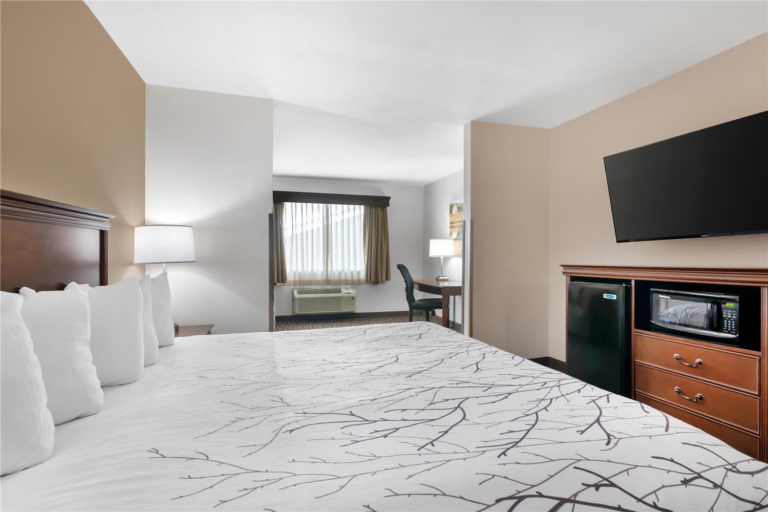 Suite, King Bed, Sofa, Best Western Brookfield 2/3