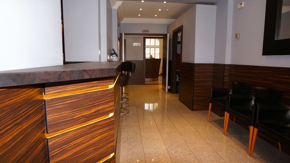 Crestfield Hotel 43/50