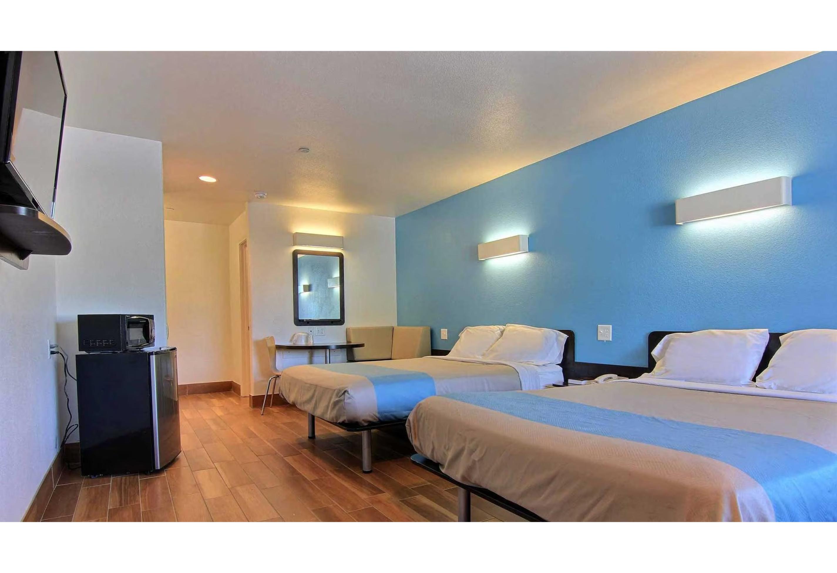 2 Queen Beds -ADA/RI Shower/Non-Smoking