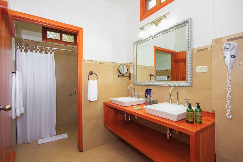 Red Mangrove Aventura Lodge 24/77