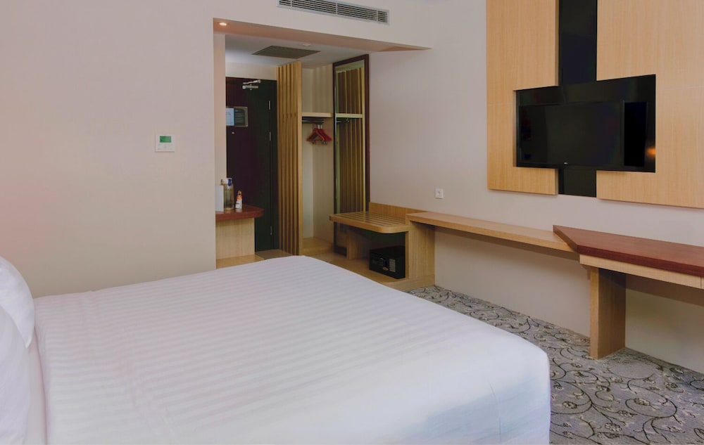 غرفة بريميير بسرير كوين، Aston Gorontalo Hotel & Convention Center 2/8