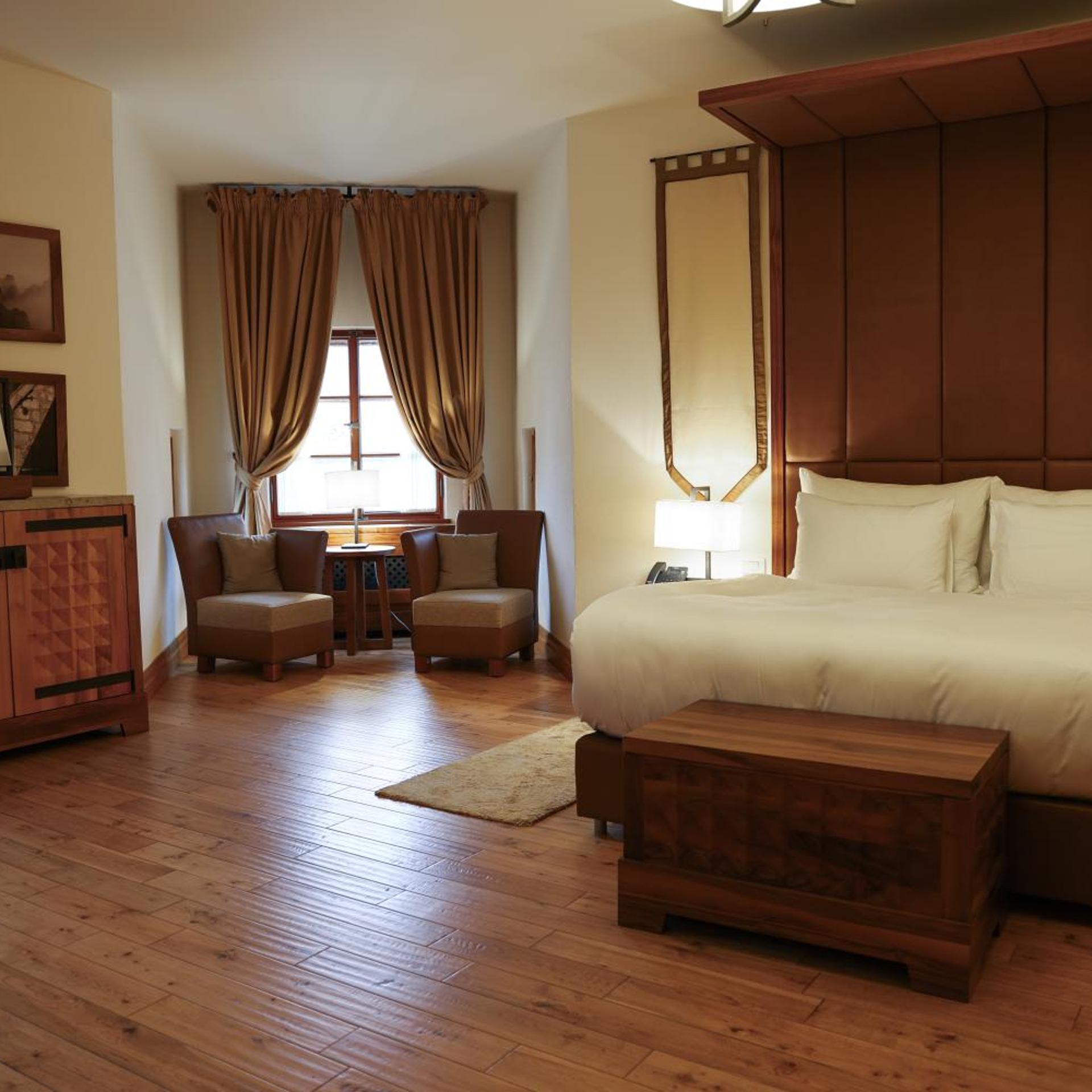 Royal, Suite