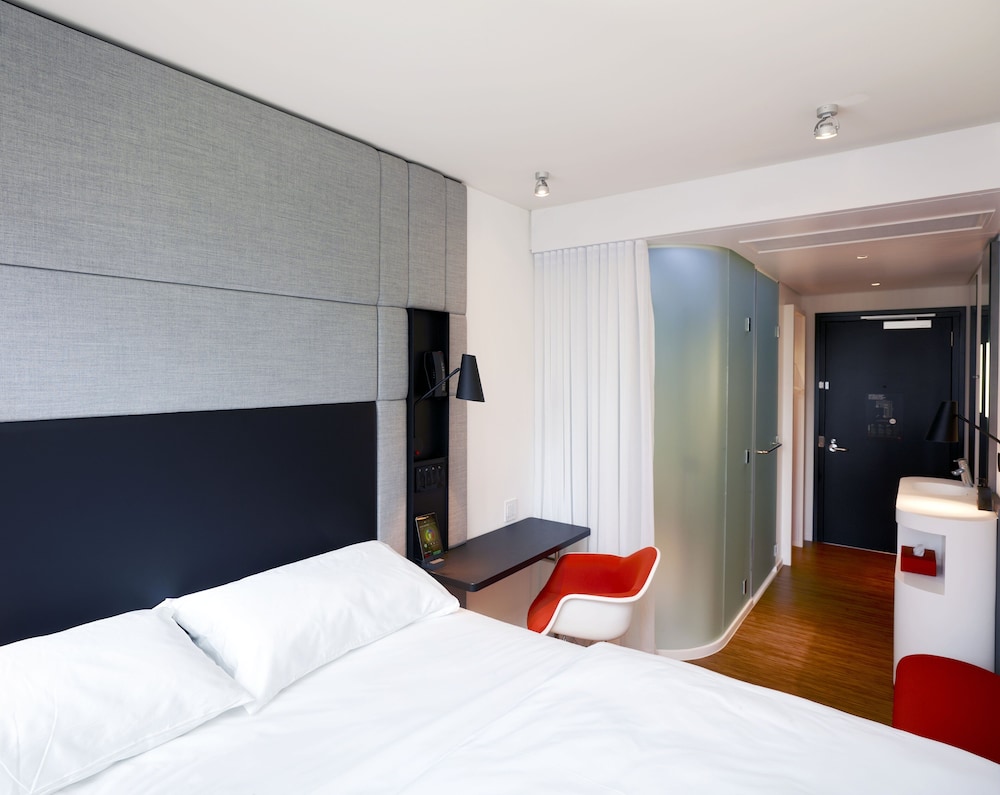 ROOM, KING BED