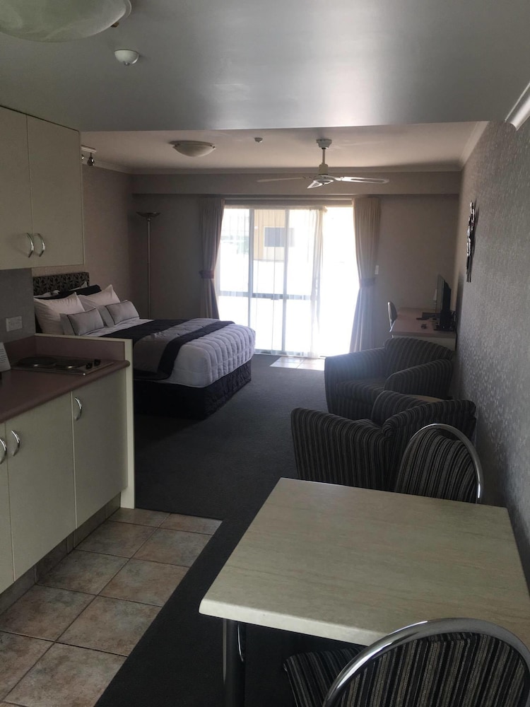 Deco City Motor Lodge 46/54