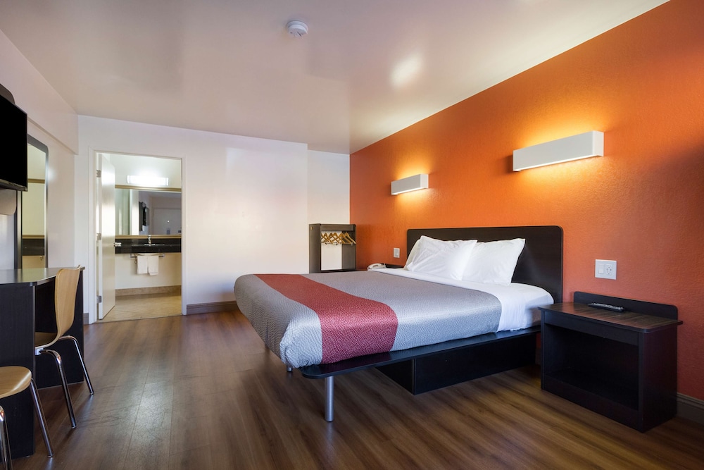 Motel6 Claremont, CA 25/54