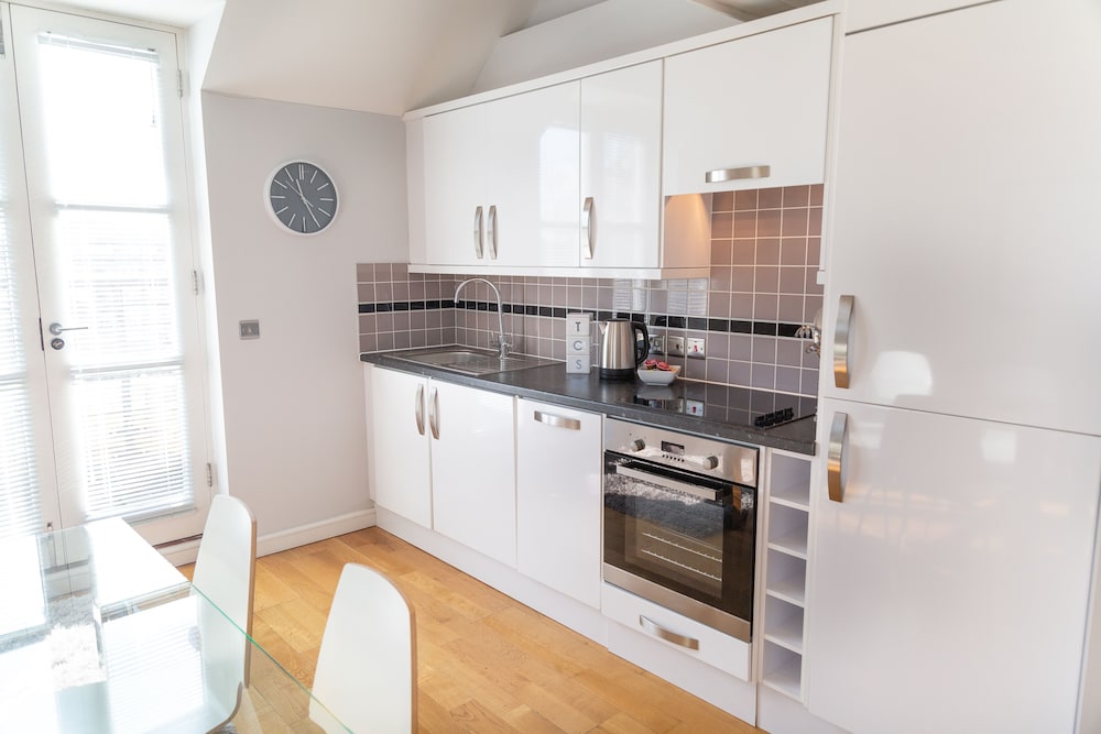 Lux Living Apartments - Marino Place 4/16