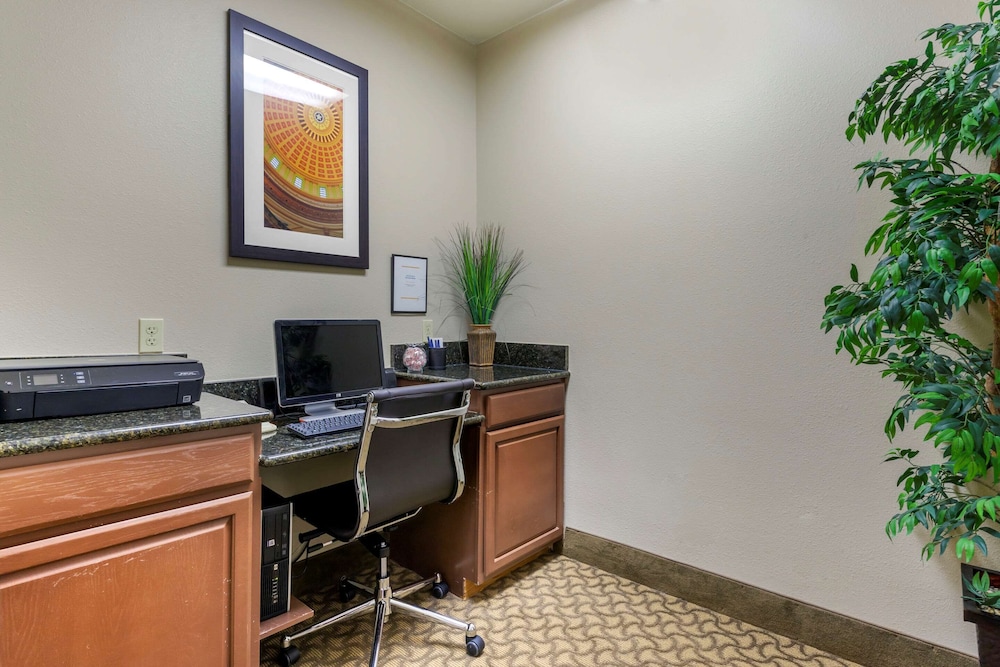 Comfort Inn & Suites Ponca City Near Marland Mansion 29/38