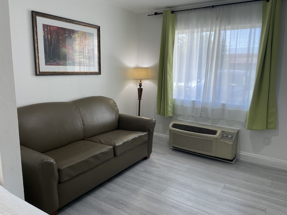 Loma Linda Inn. 30/54
