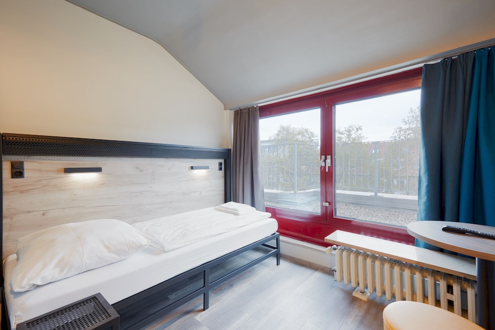 ROOM, SINGLE