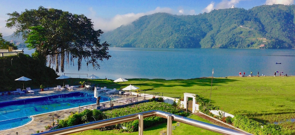 Waterfront Resort 47/50
