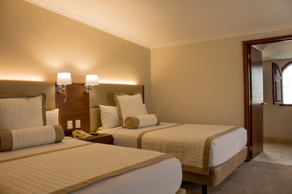 1 BEDROOM, SUITE, 2 DOUBLE BEDS