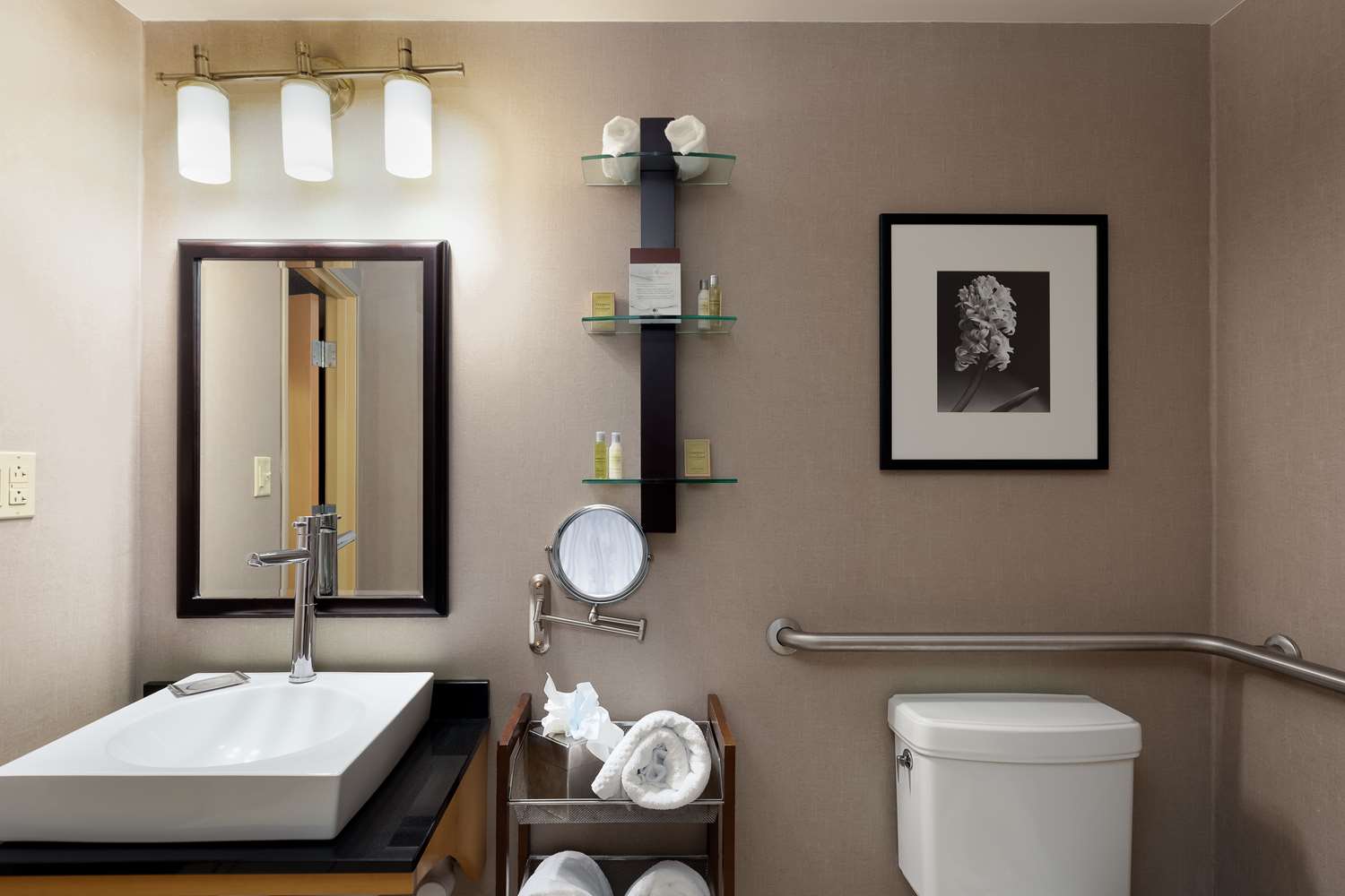 استوديو بسرير كينج بحوض استحمام لذوي الإعاقة، DoubleTree by Hilton Hotel Savannah Airport 8/10