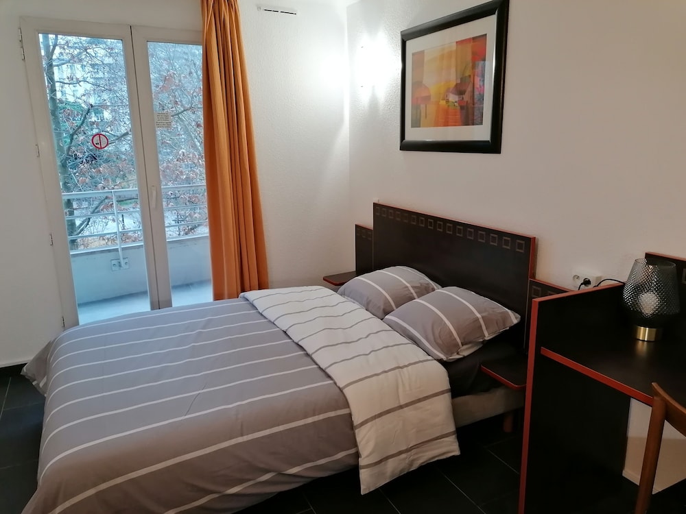 Adagio Access La Defense Place Charras 8/50